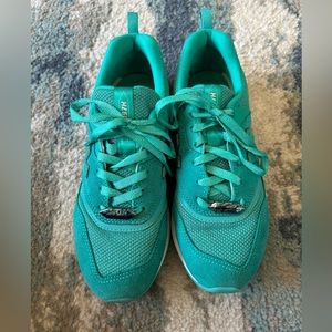 New Balance tennis shoes